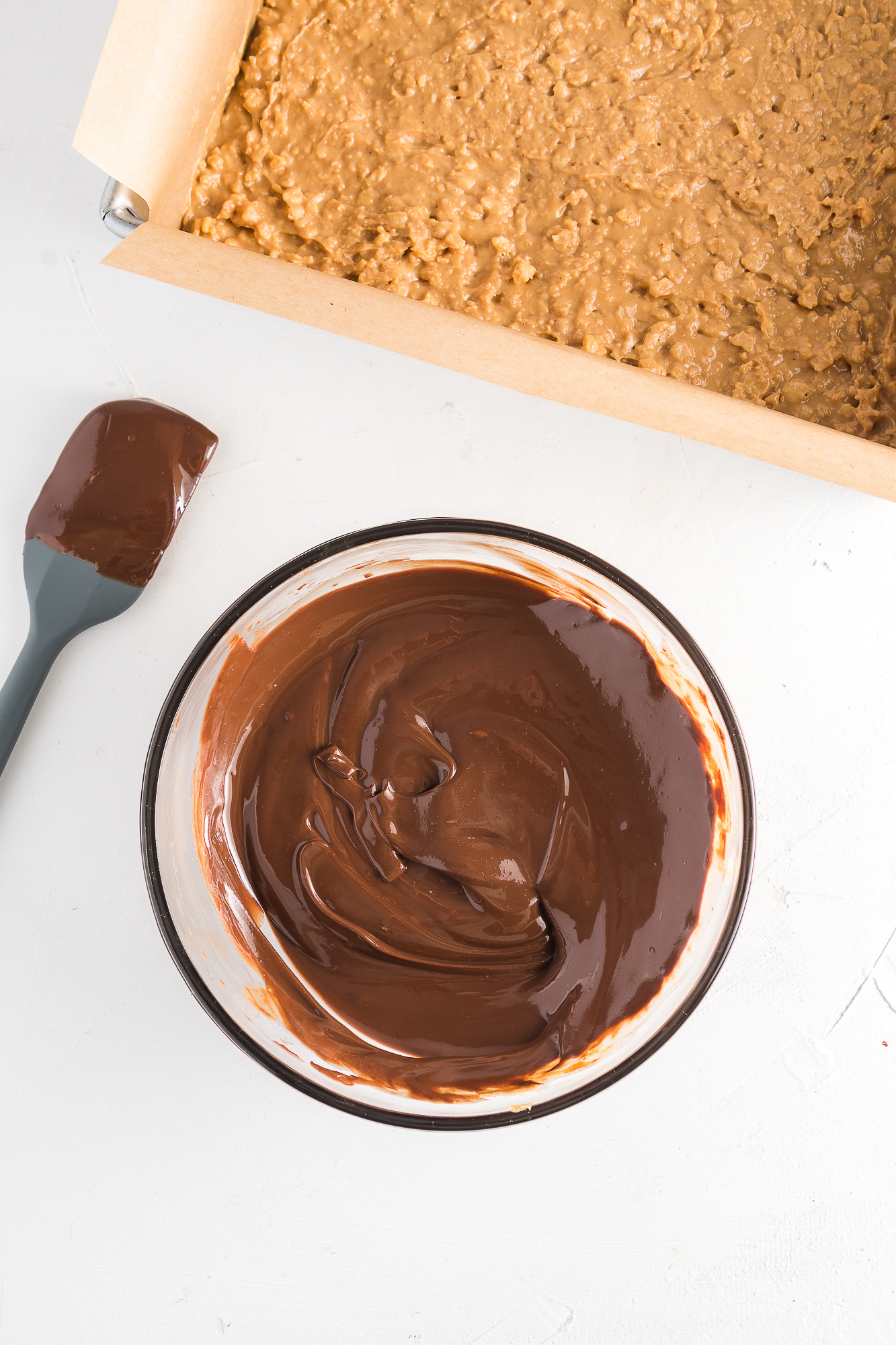 A bowl of chocolate sauce.