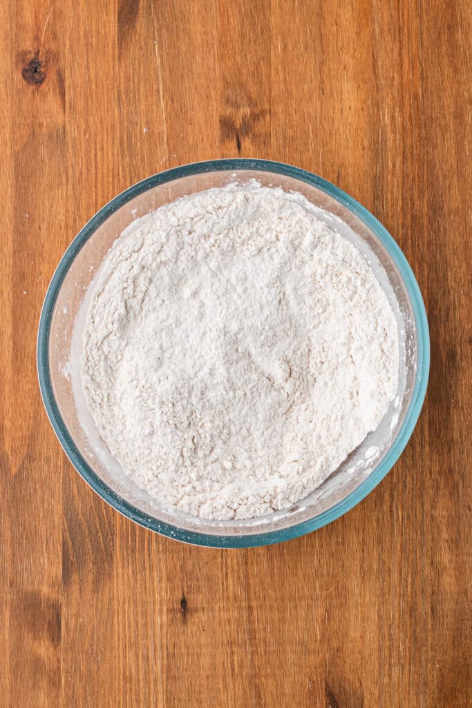A glass bowl of the combined dry ingredients.